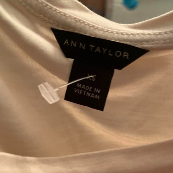 Silky, satiny ANN TAYLOR scoop neck cream-colored blouse - Picture 4 of 4